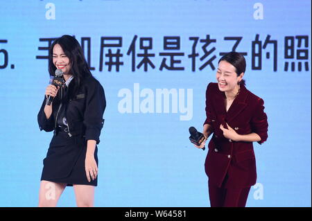 Actrices chinois Yao Chen, à gauche, et Ma Yili assister à une conférence de presse pour la première du film 'perdu, trouvé" à Beijing, Chine, 17 septembre 20 Banque D'Images