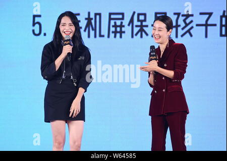 Actrices chinois Yao Chen, à gauche, et Ma Yili assister à une conférence de presse pour la première du film 'perdu, trouvé" à Beijing, Chine, 17 septembre 20 Banque D'Images