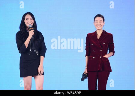 Actrices chinois Yao Chen, à gauche, et Ma Yili assister à une conférence de presse pour la première du film 'perdu, trouvé" à Beijing, Chine, 17 septembre 20 Banque D'Images