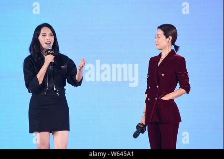 Actrices chinois Yao Chen, à gauche, et Ma Yili assister à une conférence de presse pour la première du film 'perdu, trouvé" à Beijing, Chine, 17 septembre 20 Banque D'Images