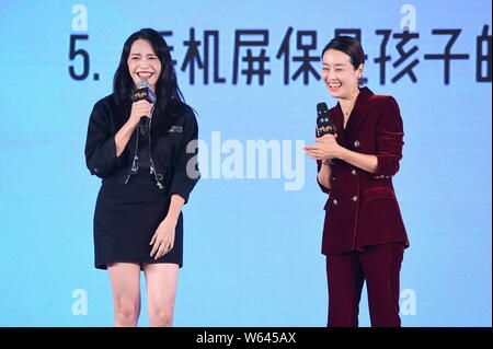 Actrices chinois Yao Chen, à gauche, et Ma Yili assister à une conférence de presse pour la première du film 'perdu, trouvé" à Beijing, Chine, 17 septembre 20 Banque D'Images