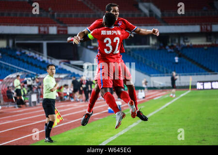 Joueur de football brésilien, Alan Kardec, dos, de Chongqing SWM célèbre avec son coéquipier, joueur de football brésilien Fernandinho Henrique après scorin Banque D'Images