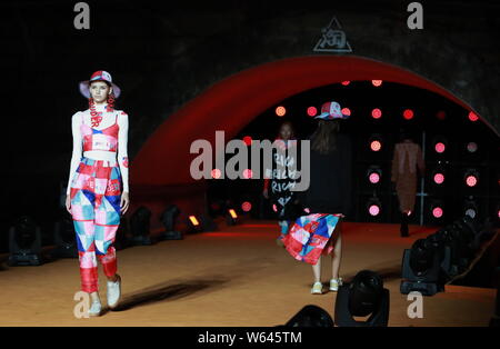 Modèles affichent de nouvelles collections de designer indépendant à l'voir maintenant, achetez' fashion show pendant le Festival sur la bouilloire Taobao pont cassé Banque D'Images