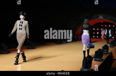 Modèles affichent de nouvelles collections de designer indépendant à l'voir maintenant, achetez' fashion show pendant le Festival sur la bouilloire Taobao pont cassé Banque D'Images