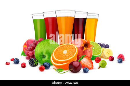 Verres de jus de fruits et des tas de fruits et de baies isolées sur fond blanc, la collecte des produits frais et des boissons saines Banque D'Images