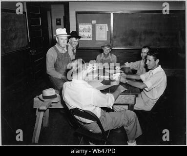 Coosa Valley, Alabama. Que représentent les photos de réunion par les agriculteurs qui sont venus à l'école pour collecter des chèques. AAA ; Portée et contenu : la légende complète se lit comme suit : Coosa Valley, Alabama. Que représentent les photos de réunion par les agriculteurs qui sont venus à l'école de recueillir les chèques AAA. Banque D'Images