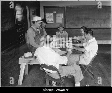 Coosa Valley, Alabama. Que représentent les photos de réunion par les agriculteurs qui sont venus à l'école pour collecter des chèques. AAA ; Portée et contenu : la légende complète se lit comme suit : Coosa Valley, Alabama. Que représentent les photos de réunion par les agriculteurs qui sont venus à l'école de recueillir les chèques AAA. Banque D'Images