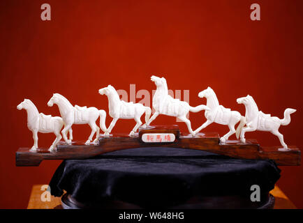 Une sculpture miniature taillé dans l'os de bovins par artisan chinois Zhao Xidong s'affiche dans le comté de Yangxin Binzhou, ville, est de la Chine Shandong du pr Banque D'Images