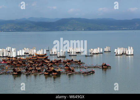 Bateaux de pêche quitter un port de reprendre la pêche comme le lac Dianchi entre dans la campagne de pêche dans la ville de Kunming, dans le sud-ouest de la province chinoise du Yunnan, 23 septembe Banque D'Images