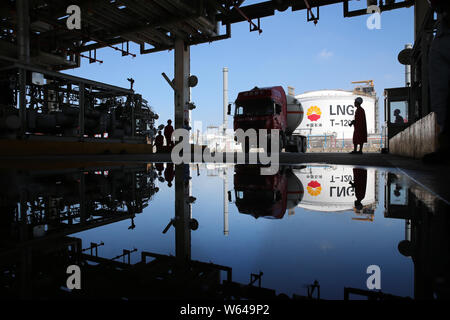 Un pétrolier est d'être chargé avec du gaz naturel liquéfié (GNL) au terminal de GNL Rudong de la CNPC (China National Petroleum Corporation), société mère de Banque D'Images