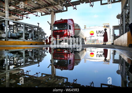 Un pétrolier est d'être chargé avec du gaz naturel liquéfié (GNL) au terminal de GNL Rudong de la CNPC (China National Petroleum Corporation), société mère de Banque D'Images