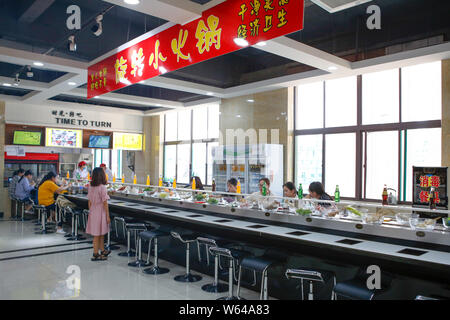 Les élèves manger bande de potée, littéralement "hot pot", rotation à une cantine de l'Université Xi'an de la finance et de l'économie dans la ville de Xi'an, dans les ch Banque D'Images