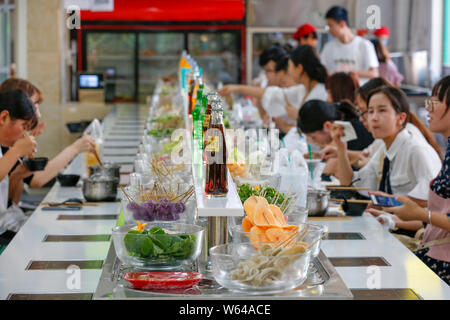 Les élèves manger bande de potée, littéralement "hot pot", rotation à une cantine de l'Université Xi'an de la finance et de l'économie dans la ville de Xi'an, dans les ch Banque D'Images