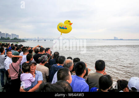 Les visiteurs et les résidents de vagues montre une ligne de mascaret du fleuve Qiantang jaillissant sur la rive du fleuve dans la ville de Hangzhou, Chine, Moyen-Orient Zhejian Banque D'Images