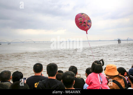 Les visiteurs et les résidents de vagues montre une ligne de mascaret du fleuve Qiantang jaillissant sur la rive du fleuve dans la ville de Hangzhou, Chine, Moyen-Orient Zhejian Banque D'Images