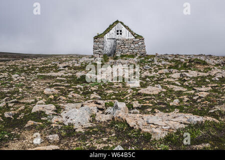 Islande Traditionnelle maison en bois avec des murs en pierre, le toit recouvert de mousse. Une maison au milieu de nulle part dans les régions montagneuses. Banque D'Images