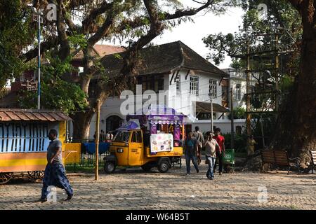 Vendeur de crème glacée à l'extérieur de vieux Port Hotel de Fort Kochi (Cochin), Kerala, Inde Banque D'Images