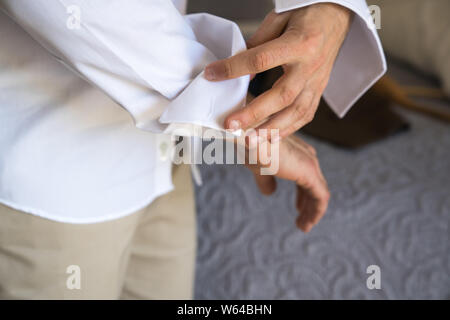 Les préparatifs du mariage. Le marié se préparer pour la cérémonie du mariage. Les traditions de mariage chypriote, grecque Banque D'Images