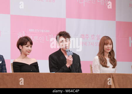 (De gauche) L'actrice sud-coréen Yoon Jin-yi, l'acteur Jung Eun-woo, et l'actrice Na Hye-mi, assister à une conférence de presse pour promouvoir la nouvelle série TV' Mon seul O Banque D'Images