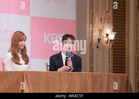 L'actrice sud-coréenne Na Hye-mi, à gauche, et l'acteur Park Sung-hoon assister à une conférence de presse pour promouvoir la nouvelle série TV "mon seul' à Séoul, Corée du Sud, Banque D'Images