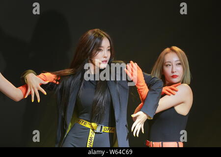 Chanteuse et actrice sud-coréen Park Sun-young, connu comme la Corée du Sud, de Hyomin girl group T-ara assiste à une vitrine de sortir de nouvelles dig Banque D'Images