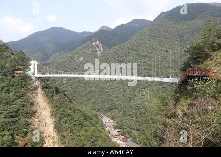 Vue aérienne du 60 étages de haut pont suspendu à fond de verre à l'Taihuyuan dans la zone panoramique de Lin'an district, Hangzhou, ville de la Chine est Zhejia Banque D'Images