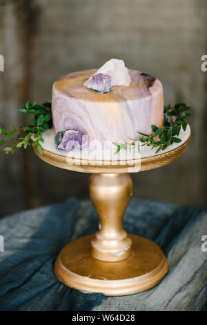 Gâteau en marbre élégant avec des pierres, des cristaux. Mariage ou anniversaire bakery Banque D'Images