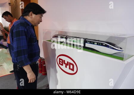 --FILE--un visiteur regarde un modèle train monorail Surnommé 'SkyRail' sur le stand du constructeur automobile électrique BYD lors d'une exposition à Shanghai, Chine, 14 J Banque D'Images