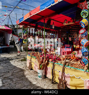 Amérique du Nord, le Mexique, l'état de Puebla, dans la Sierra Madre village Jonotla Poblana ; blocage des vendeurs de rue dans la route de pèlerinage annuel à la Virgen del Banque D'Images