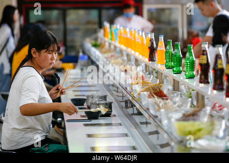 Les élèves manger bande de potée, littéralement "hot pot", rotation à une cantine de l'Université Xi'an de la finance et de l'économie dans la ville de Xi'an, dans les ch Banque D'Images