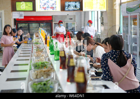 Les élèves manger bande de potée, littéralement "hot pot", rotation à une cantine de l'Université Xi'an de la finance et de l'économie dans la ville de Xi'an, dans les ch Banque D'Images