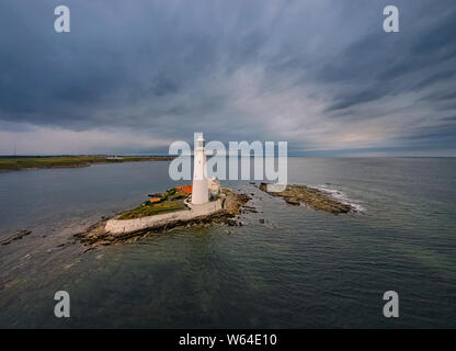 Vue imprenable sur le phare de Saint Mary's et rock à partir de ci-dessus. Paysage marin de l'été. Whitley Bay, Mer du Nord. United Kingdom. Photographie de drones. Banque D'Images