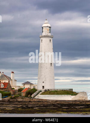 Phare de Saint Mary's close up. Paysage marin de l'été. Whitley Bay, Mer du Nord. United Kingdom. Banque D'Images