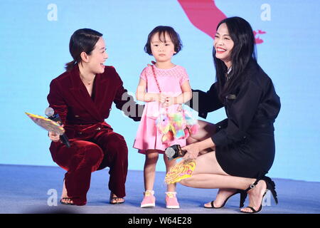 Actrices chinois Yao Chen, à gauche, et Ma Yili, droite, réagir après les baisers d'une petite fille lors d'une conférence de presse pour la première du film 'Perdu, Banque D'Images