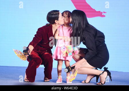 Actrices chinois Yao Chen, à gauche, et Ma Yili, droite, baiser une petite fille lors d'une conférence de presse pour la première du film 'perdu, trouvé' dans Beij Banque D'Images