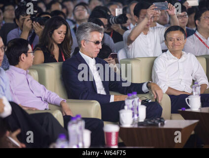 Le président Jack Ma ou Ma Yun, droite, et directeur général Daniel Zhang Yong, gauche, d'e-commerce chinois Alibaba Group géant, assister à la Conférence de 2018 à l'informatique Banque D'Images