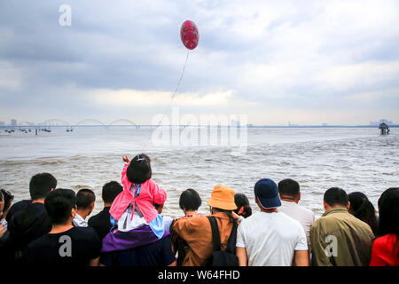 Les visiteurs et les résidents de vagues montre une ligne de mascaret du fleuve Qiantang jaillissant sur la rive du fleuve dans la ville de Hangzhou, Chine, Moyen-Orient Zhejian Banque D'Images