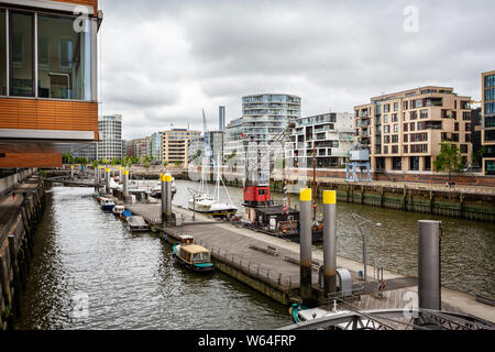 Vue sur le ponton flottant dans Sandtorhafen off l'Elbe bordée d'immeubles à appartements de Hambourg, en Allemagne, le 16 juillet 2019 Banque D'Images