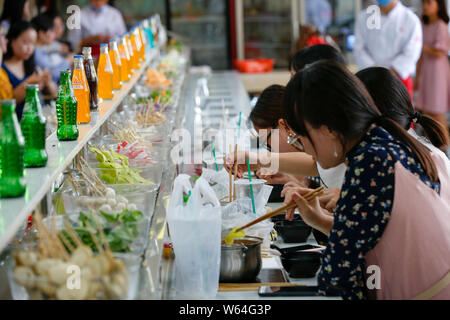 Les élèves manger bande de potée, littéralement "hot pot", rotation à une cantine de l'Université Xi'an de la finance et de l'économie dans la ville de Xi'an, dans les ch Banque D'Images