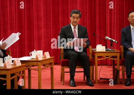 --FILE--Hong Kong Chef de la Leung Chun-ying assiste à un colloque pour célébrer le 20e anniversaire de la Loi fondamentale de la RAS de Hong Kong Admi Banque D'Images