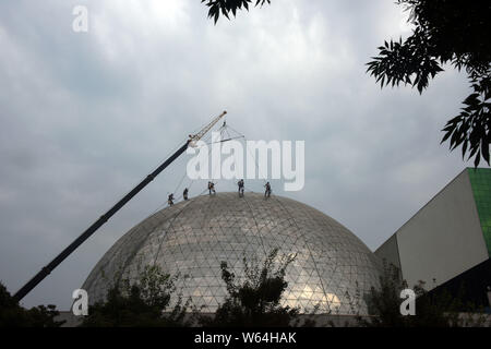 Spider-man' les travailleurs ne le nettoyage sur le dôme du Musée des sciences et de la technologie de la Chine à Beijing, Chine, 11 septembre 2018. Banque D'Images