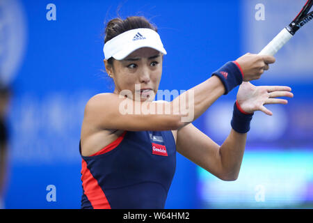 Wang Qiang de la Chine renvoie un shot à Anet Kontaveit d'Estonie dans leur match de demi-finale au cours de la 2018 Dongfeng Motor WTA Open de tennis tournam Wuhan Banque D'Images