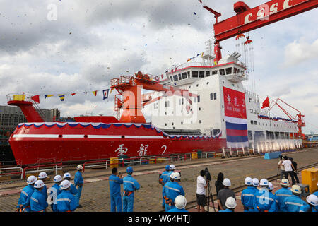 Le premier construit sur le navire de recherche polaire et de brise-glace Xuelong '2' se prépare à prendre de l'eau au chantier naval Jiangnan à Chongming's Changxing Banque D'Images