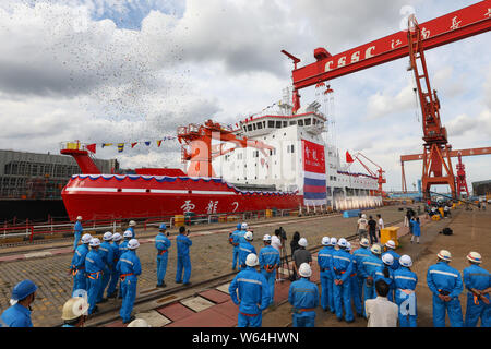 Le premier construit sur le navire de recherche polaire et de brise-glace Xuelong '2' se prépare à prendre de l'eau au chantier naval Jiangnan à Chongming's Changxing Banque D'Images