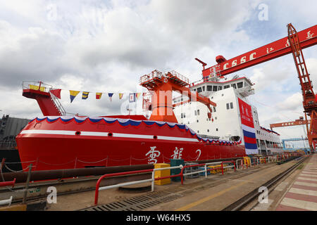 Le premier construit sur le navire de recherche polaire et de brise-glace Xuelong '2' se prépare à prendre de l'eau au chantier naval Jiangnan à Chongming's Changxing Banque D'Images