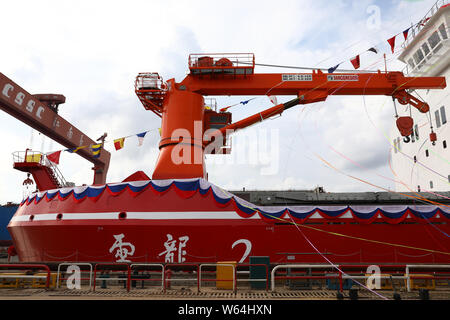 Le premier construit sur le navire de recherche polaire et de brise-glace Xuelong '2' se prépare à prendre de l'eau au chantier naval Jiangnan à Chongming's Changxing Banque D'Images