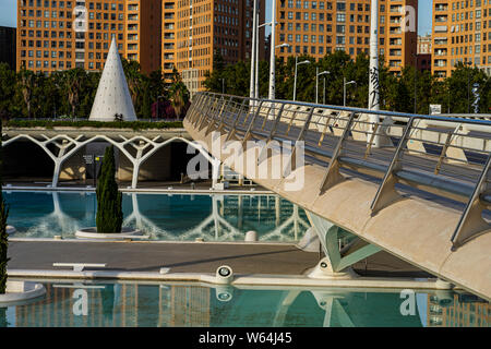 Juillet 27, 2019 - VALENCIA, Espagne. Le Pont de Montolivet pont passant au-dessus des grandes zones d'eau dans la ville des arts et des Sciences Banque D'Images