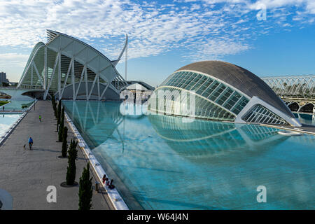 Juillet 27, 2019 - VALENCIA, Espagne. Le Musée des Sciences Prince Felipe (2000) et l'Hemisferic Planétarium (1998) font partie de la Cité des Arts et des Scienc Banque D'Images