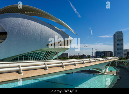 Juillet 27, 2019 - VALENCIA, Espagne. Le Palau de les Arts Reina Sofia (2005) opéra vu depuis le Pont de Montolivet bridge dans le centre-ville de Valence. Banque D'Images