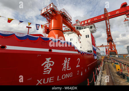 Le premier construit sur le navire de recherche polaire et de brise-glace Xuelong '2' se prépare à prendre de l'eau au chantier naval Jiangnan à Chongming's Changxing Banque D'Images